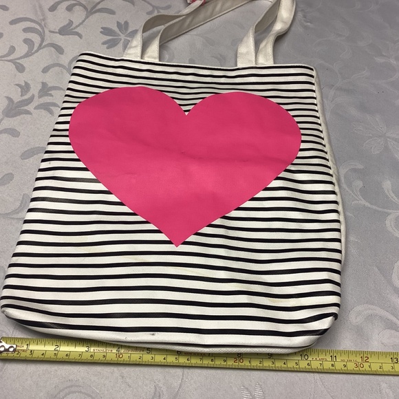 BETSY JOHNSON VIBES. PINK HEART BAG. 🩷🩷🩷🩷 - Picture 8 of 9